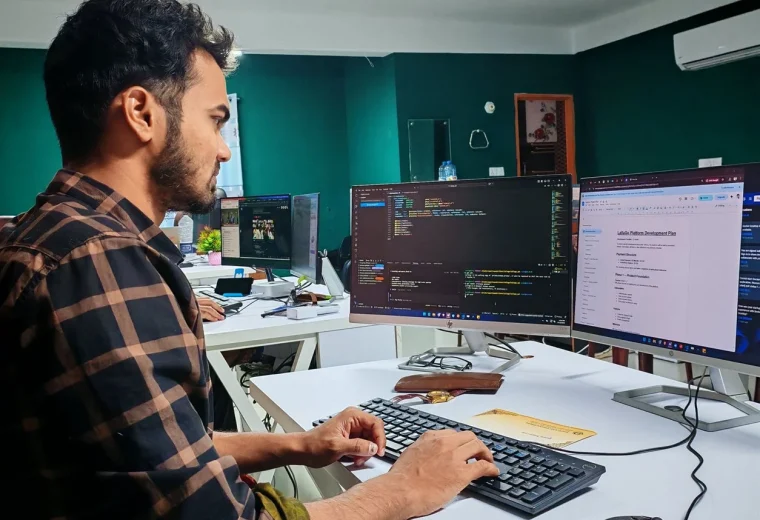 Розробник накреслює модульну архітектуру застосунку на дошці