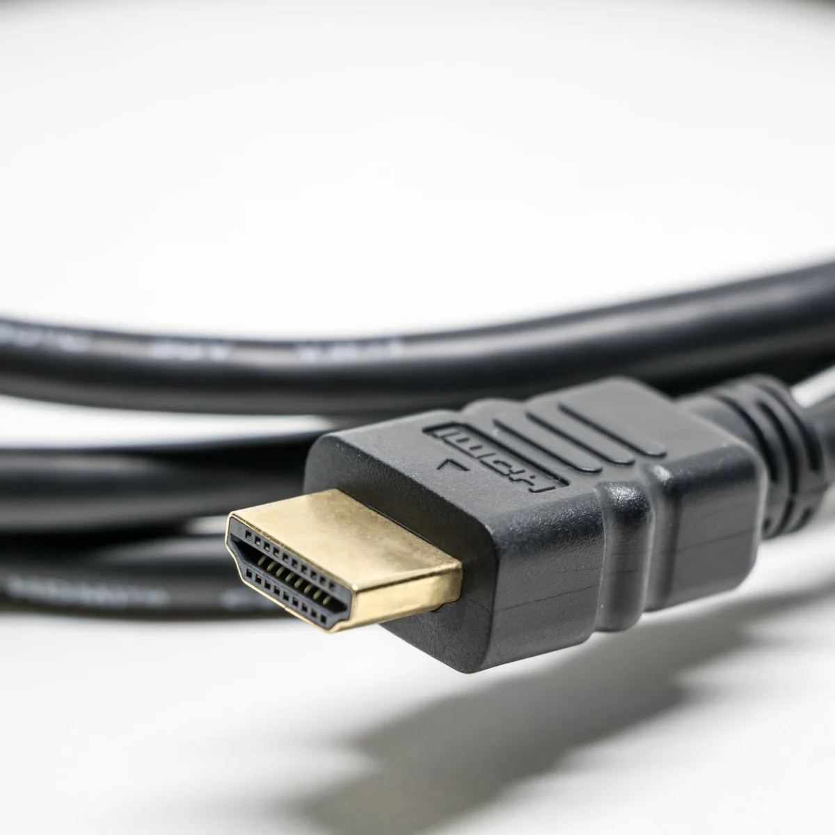 Кабель HDMI передає високошвидкісний відеосигнал на дисплей