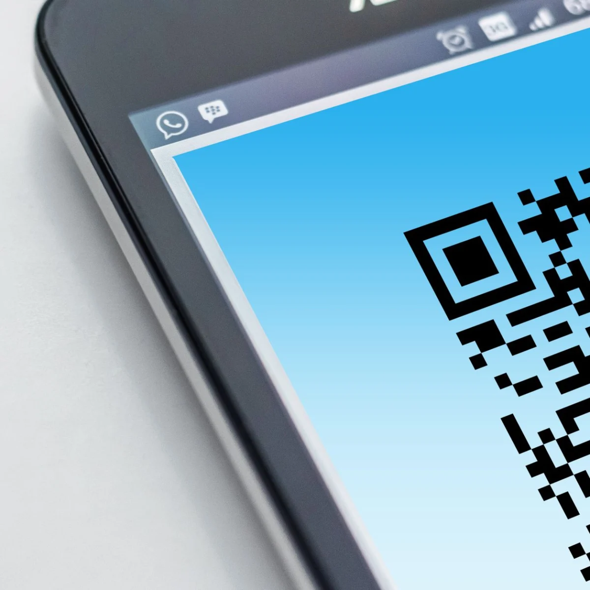 Смартфон показує QR-код для цифрового паспорта продукту