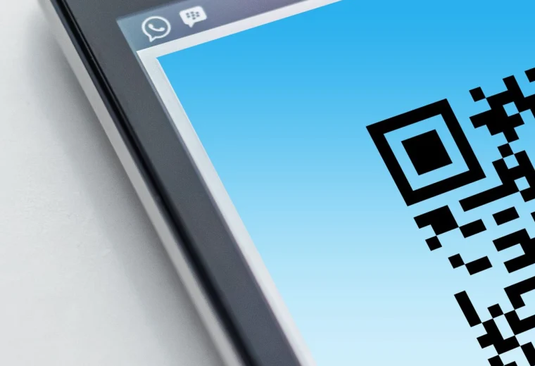 Смартфон показує QR-код для цифрового паспорта продукту