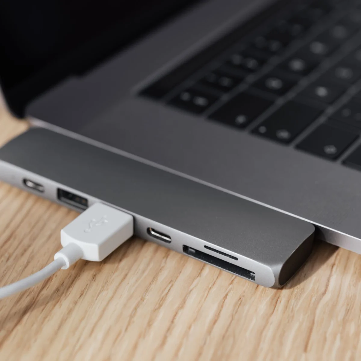 Кабель USB-C підключений до ноутбука через адаптер