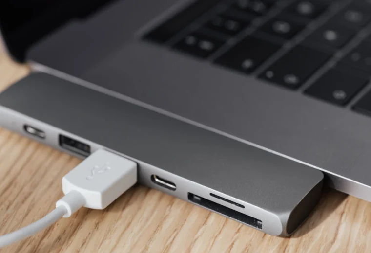 Кабель USB-C підключений до ноутбука через адаптер