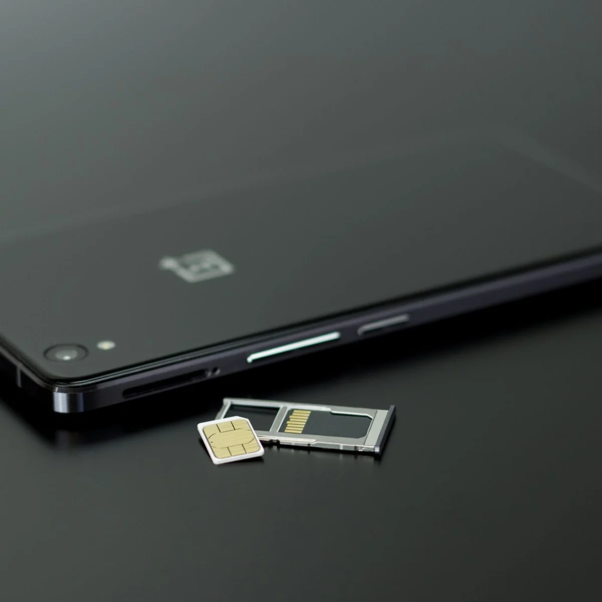 Смартфон із SIM-карткою як символ керованого мобільного профілю