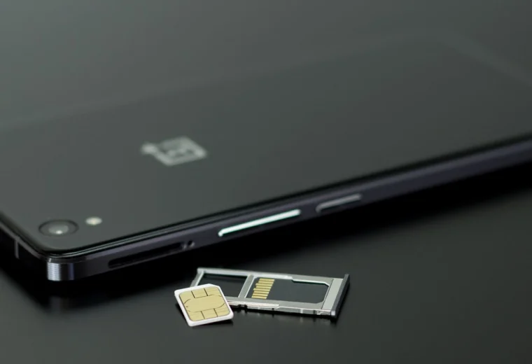Смартфон із SIM-карткою як символ керованого мобільного профілю