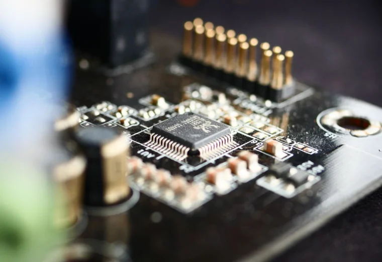 Мікропроцесор на друкованій платі як приклад архітектури RISC-V