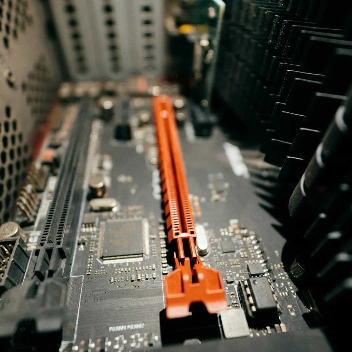 Помаранчевий слот PCI Express на материнській платі комп’ютера