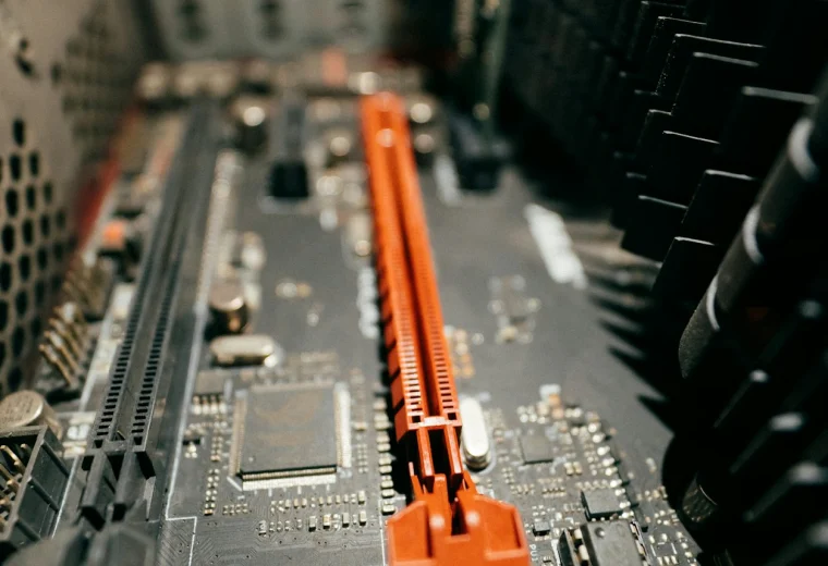 Помаранчевий слот PCI Express на материнській платі комп’ютера